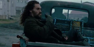 Arthur Curry jadący na przyczepie auta