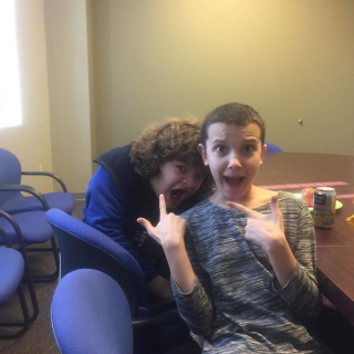 Obsada Stranger Things poza planem - zdjęcie