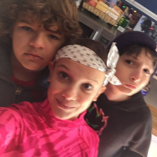 Obsada Stranger Things poza planem - zdjęcie