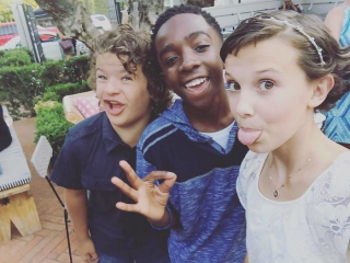 Obsada Stranger Things poza planem - zdjęcie