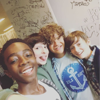 Obsada Stranger Things poza planem - zdjęcie