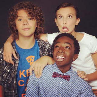 Obsada Stranger Things poza planem - zdjęcie