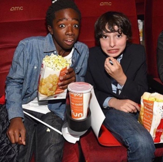 Obsada Stranger Things poza planem - zdjęcie