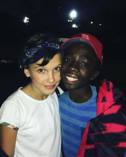 Obsada Stranger Things poza planem - zdjęcie
