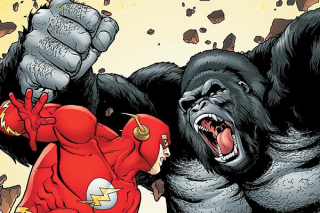 Gdy Bruce odwiedza Barry'ego, ten mówi mu, że jest "biegły w języku migowym goryli" - to oczywiste nawiązanie do Goryla Grodda, jednego z największych wrogów Flasha z komiksów