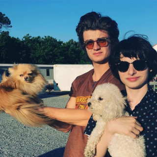 Obsada Stranger Things poza planem - zdjęcie