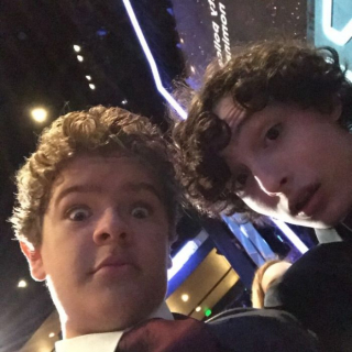 Obsada Stranger Things poza planem - zdjęcie