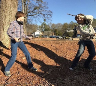 Obsada Stranger Things poza planem - zdjęcie