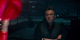 Bruce Wayne patrzący na hologram