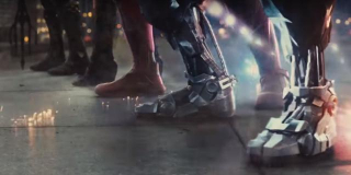 Ujęcie pokazujące stopy członków Ligi