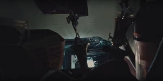 Świecący Mother Box w domu Silasa