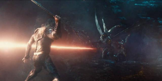 Aquaman przebijający parademony