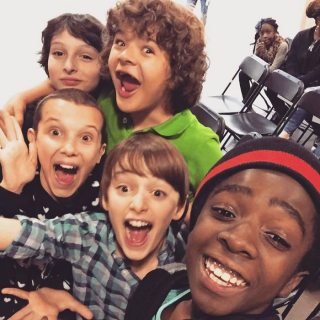 Obsada Stranger Things poza planem - zdjęcie