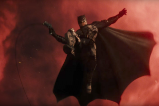 Widoczne w filmie czerwone niebo wcale nie musi być wykorzystane przypadkowe - w komiksach DC, ze szczególnym uwzględnieniem "Kryzysu na Nieskończonych Ziemiach" taki kolor nieba symbolizował implikacje, które działania bohaterów na Ziemi rodziły w innych rejonach Wszechświata