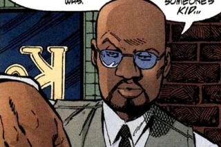 Jak dowiadujemy się z napisów końcówych, Kobna Holdbrook-Smith wcielił się w rolę Crispusa Allena, detektywa współpracującego z komisarzem Gordonem - postać ta wielokrotnie pojawiała się w komiksach z Batmanem; bardziej znamy ją jako istotę Spectre, mającą uosabiać zemstę Boga na Ziemi