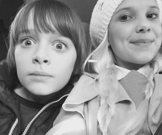 Obsada Stranger Things poza planem - zdjęcie