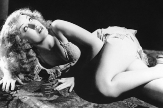 Merian C. Cooper w osobliwy sposón namówił do roli Fay Wray, ekranową Ann Darrow - reżyser powiedział jej, że zagra ona z "najwyższym i topowym mężczyzną z Hollywood" - Wray pomyślała początkowo, że chodzi o Gary'ego Coopera