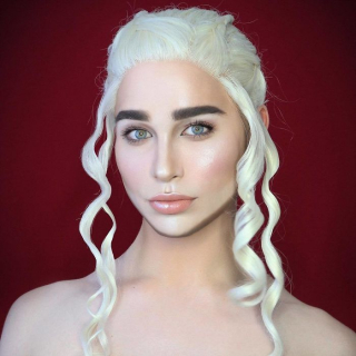 Emilia Clarke w Grze o tron