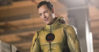 Thawne mówi do Kary, że w przyszłości walczył już z jej kuzynem; jest to najpewniej nawiązanie do komiksowej serii Time Masters: Vanishing Point, w której nowi Władcy Czasu - Rip Hunter, Zielona Latarnia, Booster Gold i Superman musieli zmierzyć się z Reverse-Flashem