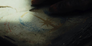 Na jednej z ksiąg Jedi, które trzyma Luke, pojawia się symbol przywodzący na myśl insygnia Rebeliantów - był to także najstarszego Zakonu Jedi w znanej historii uniwersum