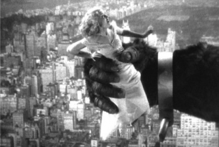 Kręcenie sceny z krzyczącą Ann było niezwykle trudne dla Fay Wray - im bardziej próbowała się wydostać z dłoni Konga, tym uścisk makiety stawał się słabszy; aktorka kilkukrotnie prosiła reżysera o przerwanie ujęcia, gdyż bała się, że spadnie