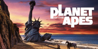 Planeta małp - główny bohater doznaje szoku, gdy okazuje się, że to Ziemia. Tymczasem plakaty zdradzają to od razu, za sprawą Statuy Wolności