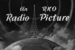 W filmie z 2005 roku pojawia się scena, w której widzimy aktorkę Fay - Carl mówi wtedy, że musiał zrobić coś z Cooperem dla RKO; są to nawiązania do Fay Wray, Meriana C. Coopera i studia RKO, które było dystrybutorem pierwszego filmu
