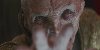 Rey należy do rodziny Snoke'a - teoria opiera się na założeniu, że Ostatni Jedi będzie podobny do Imperium kontratakuje; tak, jak główny złoczyńca, Vader, okazał się ojcem Luke'a, tak teraz Snoke okaże się ojcem Rey