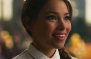 Tajemnicza kelnerka na ślubie Barry'ego i Iris to prawdopodobnie przybywająca z przyszłości Dawn Allen (córka) lub Jenni Ognats (wnuczka Flasha); wcielająca się w jej rolę Jessica Parker Kennedy zagrała już w serialu Tajemnice Smallville, gdzie sportretowała Plastique