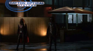 W drugiej części crossoveru na jednym z budynków pojawia się napis Dayton Optical Systems - może to być nawiązaniem do Steve'a Daytona aka Mento, bogacza i wynalazcy z komiksów o Doom Patrol