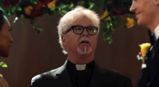 W rolę duchownego na ślubie Barry'ego i Iris wciela się William Katt - w serialu "The Greatest American Hero" z lat 80. zagrał on herosa, Ralpha Hinkleya