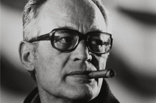 Gdy producent Dino De Laurentiis przyjechał na plan filmu z 1976 roku, gigantyczna dłoń Konga przewróciła się w taki sposób, że w kierunku filmowca został wystawiony środkowy palec - Laurentiis, jak sam przyznawał, był bliski śmierci ze śmiechu