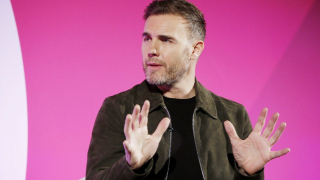 Gary Barlow – znany muzyk zagrał jednego ze szturmowców w scenach z Finnem i Rose. Dokładnie nie wiadomo, którego