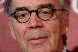 Kompozytor James Newton Howard miał tylko dwa miesiące na stworzenie ścieżki dźwiękowej - wszystko przez to, że z powodu różnic artystycznych z projektu odszedł Howard Shore, współpracujący już z Jacksonem przy Władcy Pierścieni