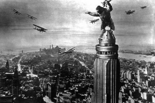 Scena, w której stojący na dachu Empire State Building King Kong walczy z samolotami, była pierwszym pomysłem, jaki reżyser Merian C. Cooper miał na postać King Konga - pojawił się on w jego głowie na długo przed 1933 rokiem