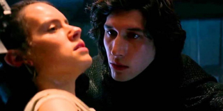 Rey opowie się po Ciemnej Stronie Mocy - istnieje mnóstwo wariantów tej teorii; w jednym z nich do zmiany stron walki miał ją przekonać duch Anakina, lecz Snoke przypomni jej poprzednią ścieżkę