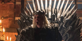 W pilocie pojawiła się scena retrospekcji, w której Szalony Król zabija ojca i brata Neda Starka