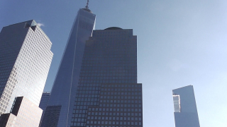 W 1976 roku najwyższym budynkiem Nowego Jorku było World Trade Center - to tam kręcono sceny do remaku; protestowali pracownicy Empire State Building, którzy niezadowolenie z pominięcia ich budynku wyrazili protestem w strojach goryli