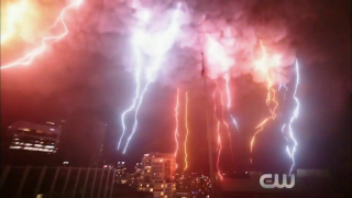 Czerwone niebo nad Ziemią-X to oczywiście nawiązanie do komiksowych Kryzysów (w pewnym sensie porządkują one całe uniwersum), ze szczegółnym uwzględnieniem "Kryzysu na Nieskończonych Ziemiach" z 1986 roku