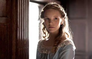 W rolę Daenerys miała wcielić się znana m.in. z Supergirl Tamzin Merchant - nie znamy oficjalnych powodów jej usunięcia z obsady, choć jej występ w pilocie był chwalony