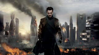 W ciemność. Star Trek - reżyser tak długo zaprzeczał, że Cumberbatch nie jest Khanem, że gdy prawda wyszła na jaw, wszyscy byli jeszcze bardziej poirytowani