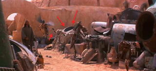 Watto na swoim złomowisku trzyma kapsułę, która pojawiła się w filmie 2001: Odyseja kosmiczna