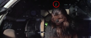 W Sokole Millenium z niejasnych przyczyn do kokpitu przywieszone są ziemskie kostki do gry