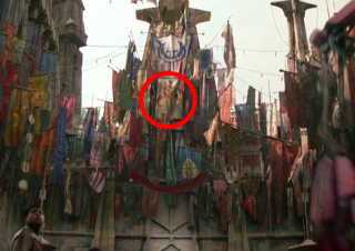 Na zamku Maz Kanaty widzimy mnóstwo flag - jedna z nich to zawiera symbol Mandalorioan, do których należy m.in. Boba Fett