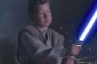 W filmach gościnnie wystąpiły dzieci George'a Lucasa - od lewej: Katie z ojcem oraz Jett