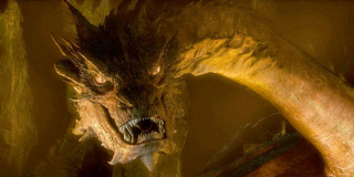 15. Smaug - olbrzymi smok pochodzący ze Zwiędłych Wrzosowisk