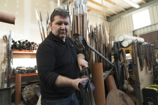 John McKenna, - człowiek odpowiedzialny za tworzenie broni