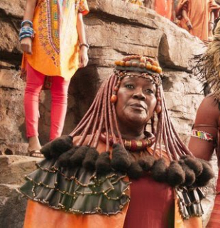 Inspiracją dla zastosowania czerwieni w strojach mieszkańców Wakandy jest użycie tego koloru w odzieniach pochodzącego z Namibii ludu Himba