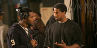 Klamrą spinającą film są sceny w Oakland w Kalifornii - to tu urodził się reżyser, Ryan Coogler; także w tym mieście w 1966 roku założono partię polityczną wyrosłą z ruchu Czarnych Panter