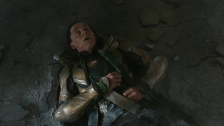 5. Hulk postanawia pobawić się Lokim i wbija go w ziemię